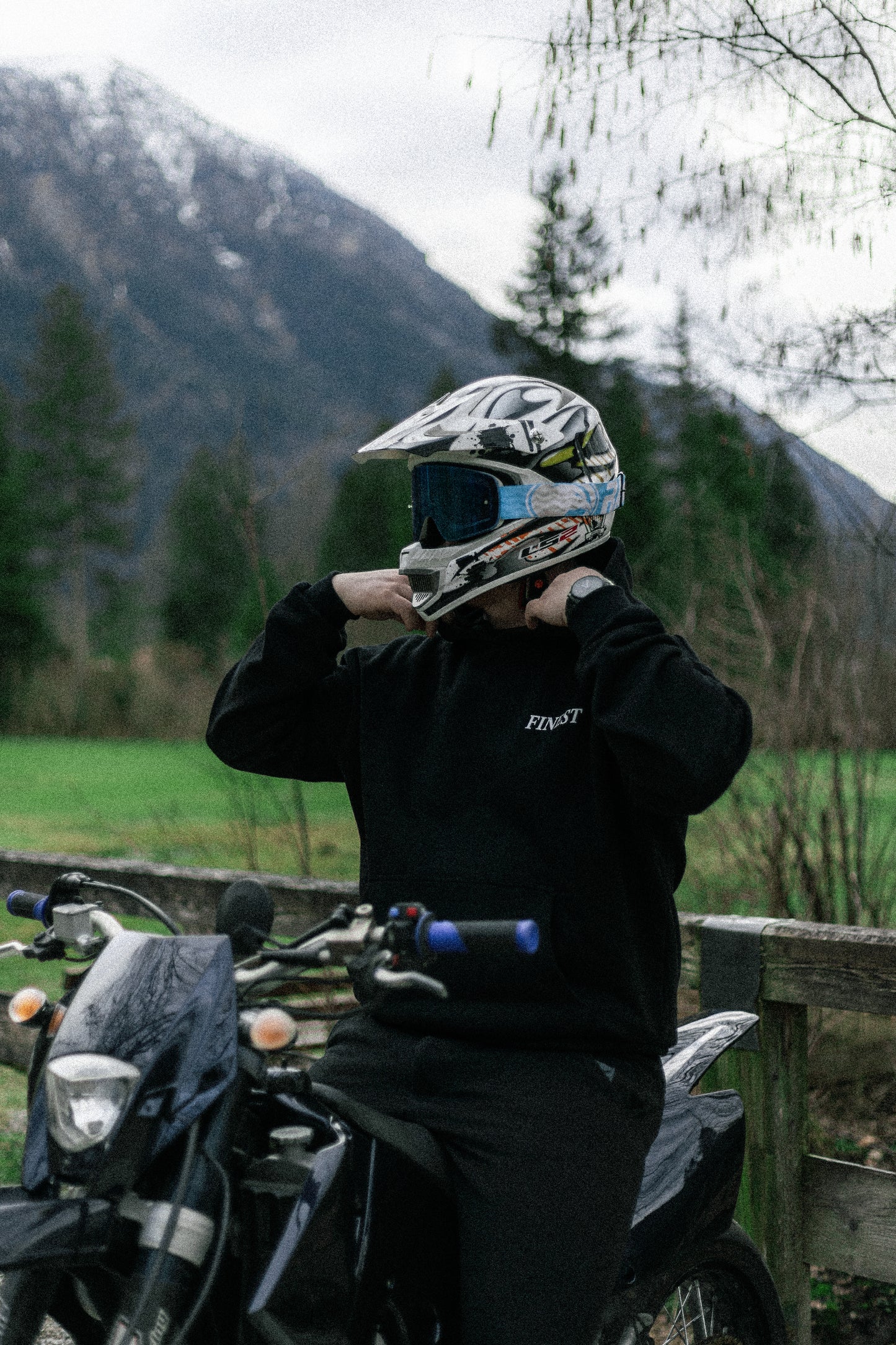 𝑭𝑰𝑵𝑬𝑺𝑻 Basic Hoodie